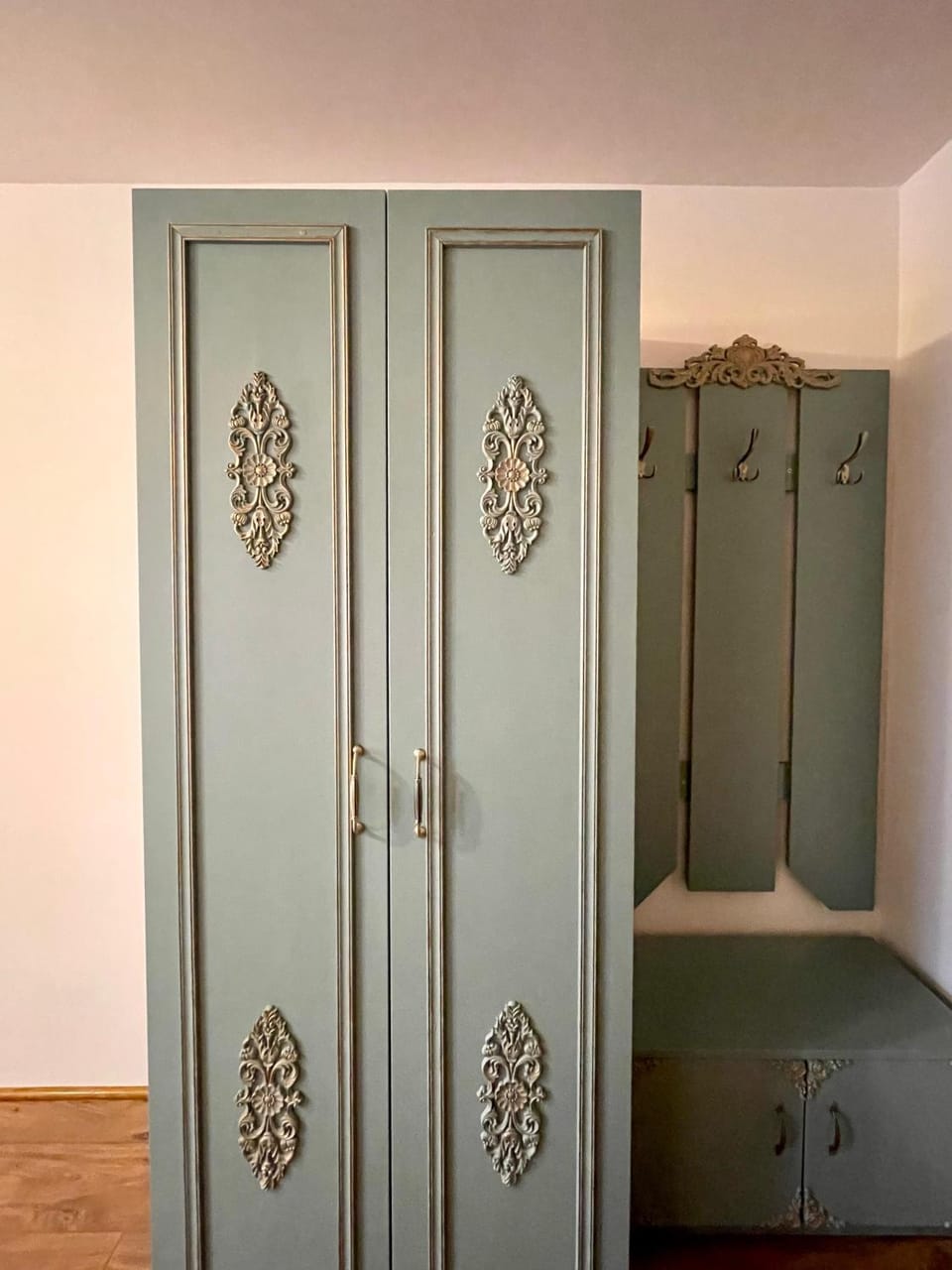 Photo of the whole room, wardrobe