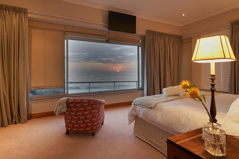 Photo of the whole room, Sea view