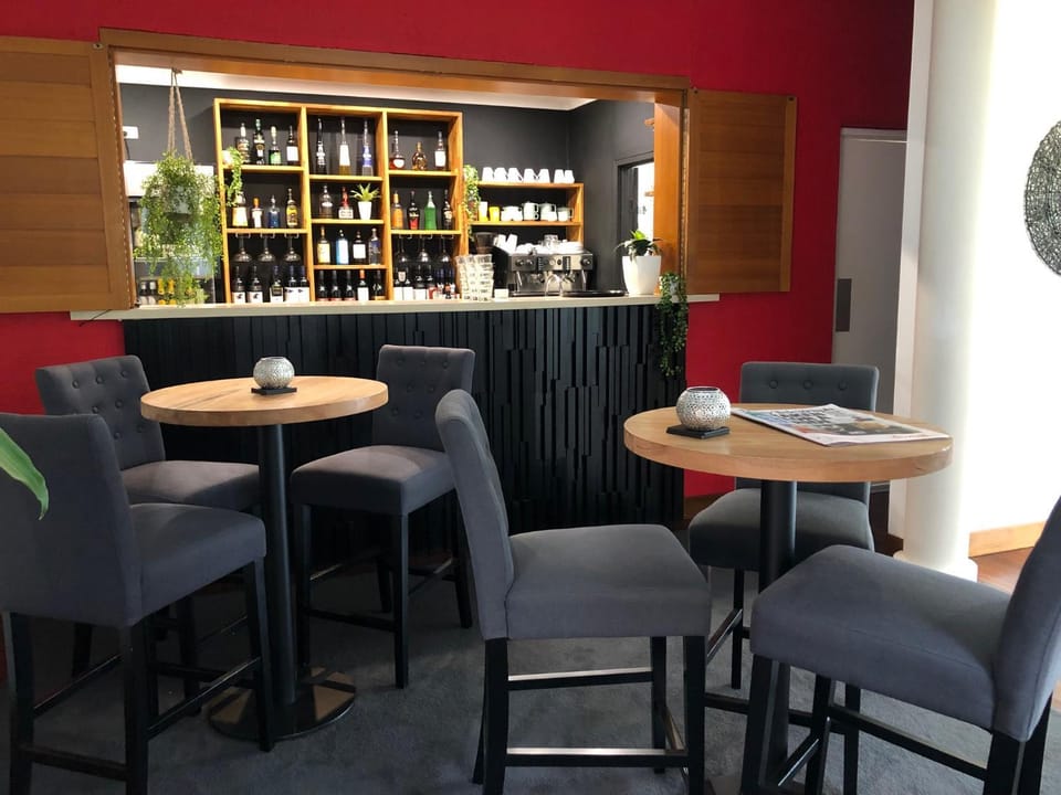 Restaurant/places to eat, Lounge or bar