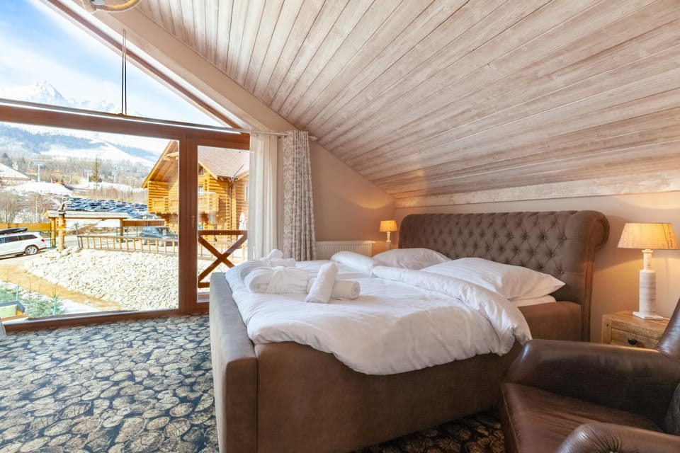 Bedroom, Mountain view