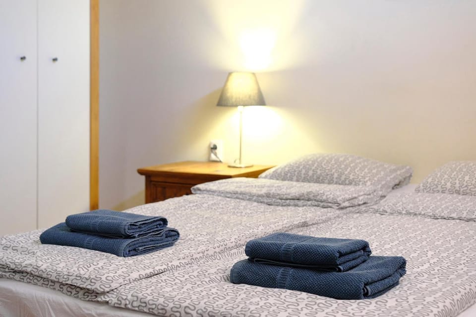 Bed, Photo of the whole room, Bedroom, towels