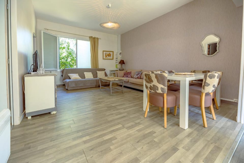 TV and multimedia, Living room, Seating area, Dining area
