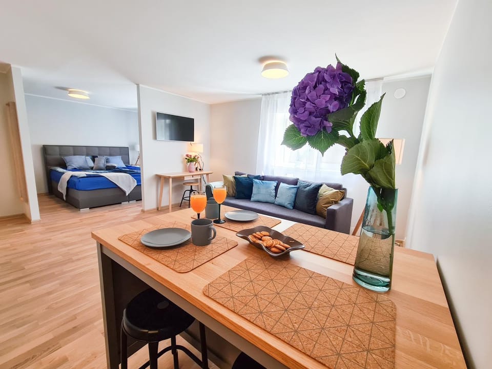 Bed, Living room, Seating area, Dining area
