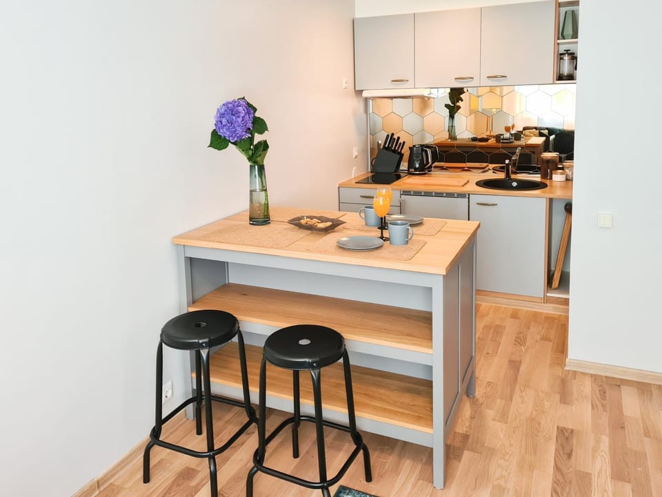 Coffee/tea facilities, Kitchen or kitchenette, Living room, Seating area, Dining area