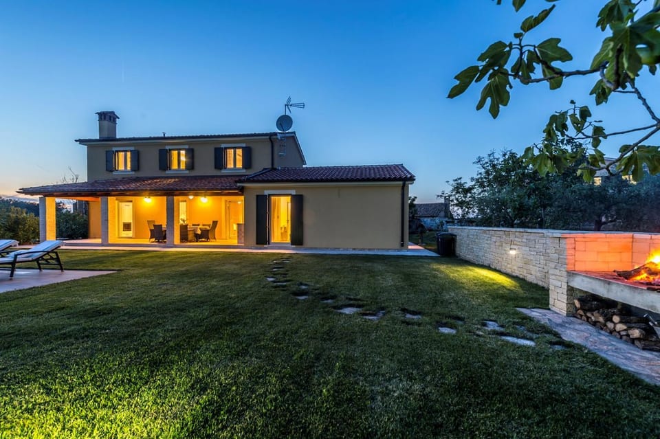 Property building, Garden, Swimming pool