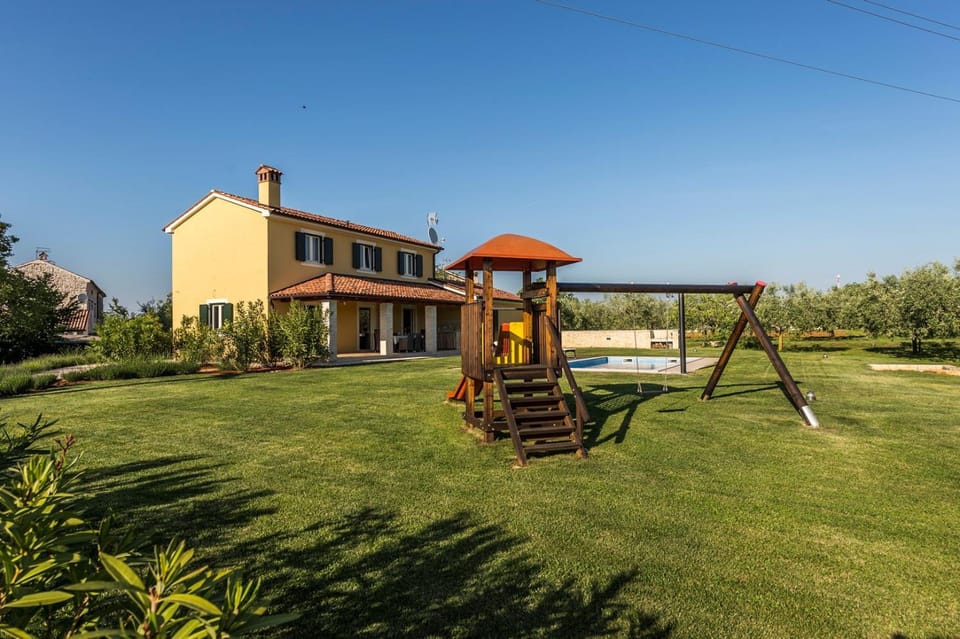Property building, Garden, Swimming pool