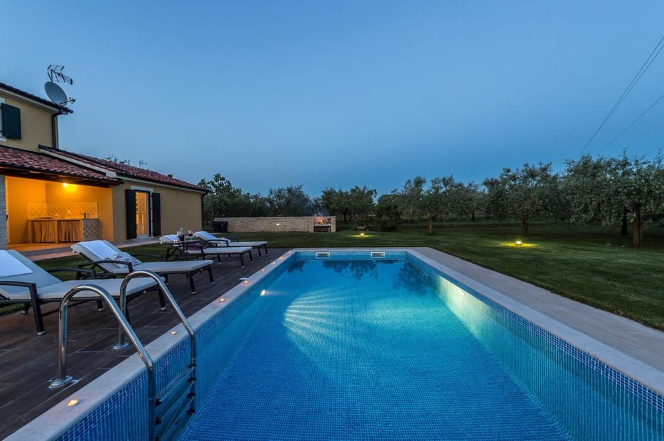 Property building, Garden, Swimming pool