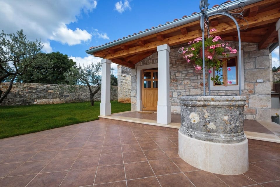 Property building, Garden, Swimming pool