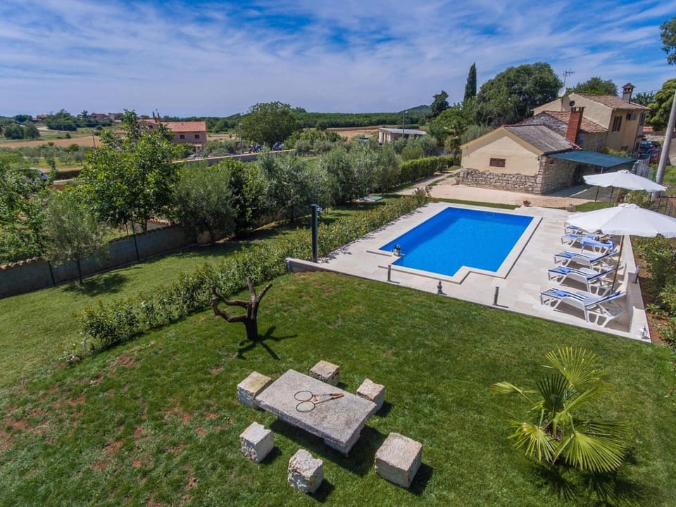 Property building, Garden, Swimming pool
