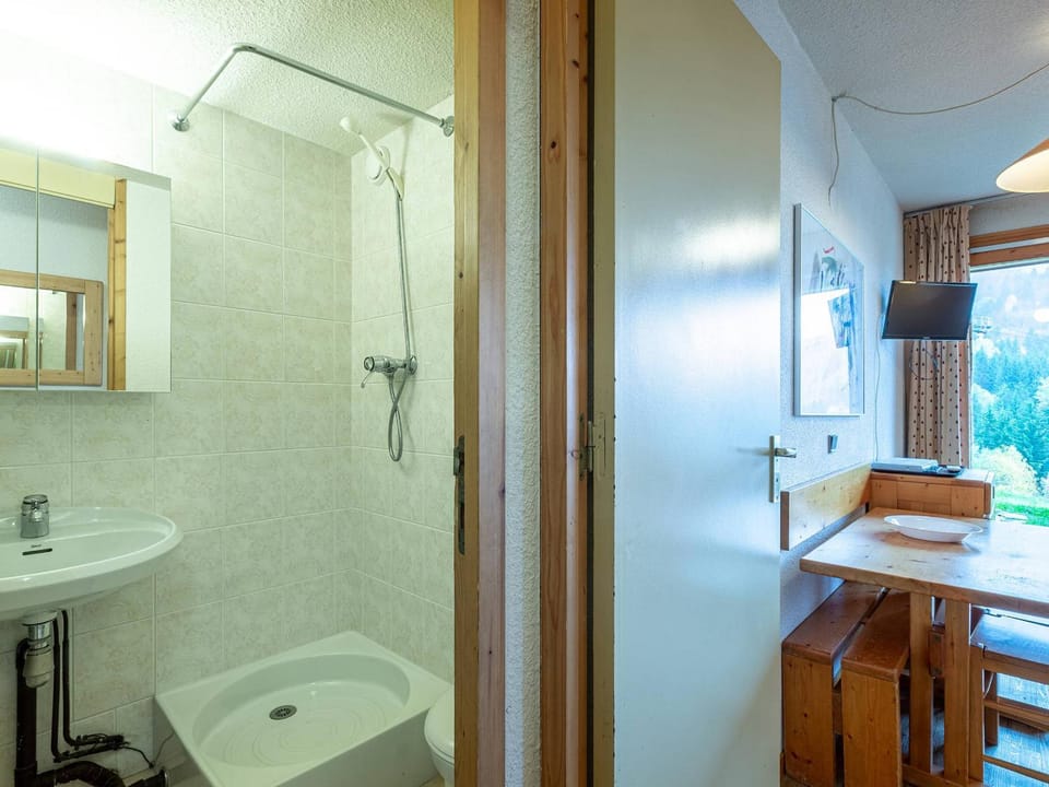 Studio cabine avec terrasse, accès direct aux pistes, idéal familles - FR-1-356-305 Cabin in Les Avanchers-Valmorel