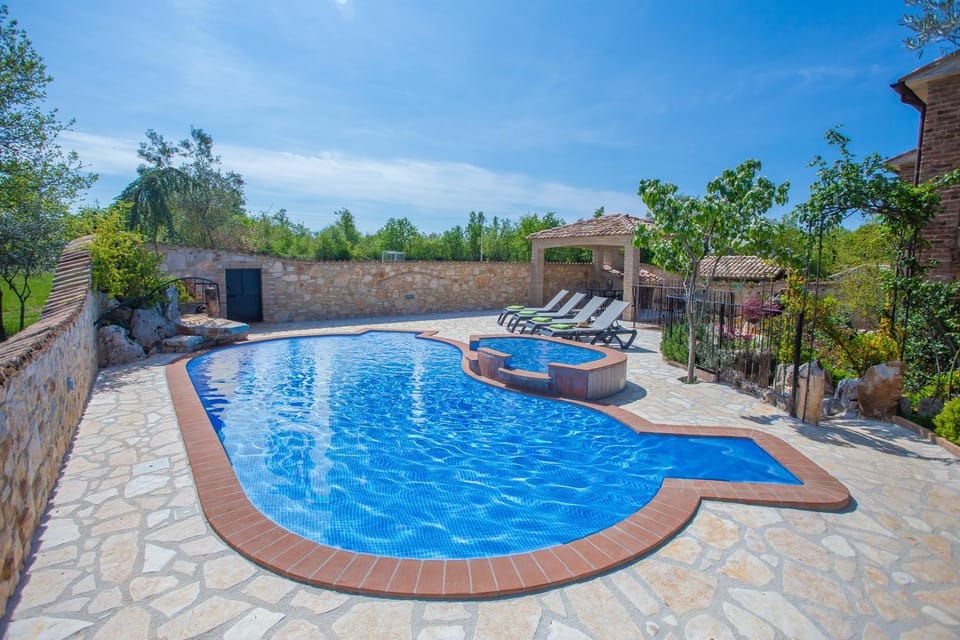 Property building, Garden, Swimming pool
