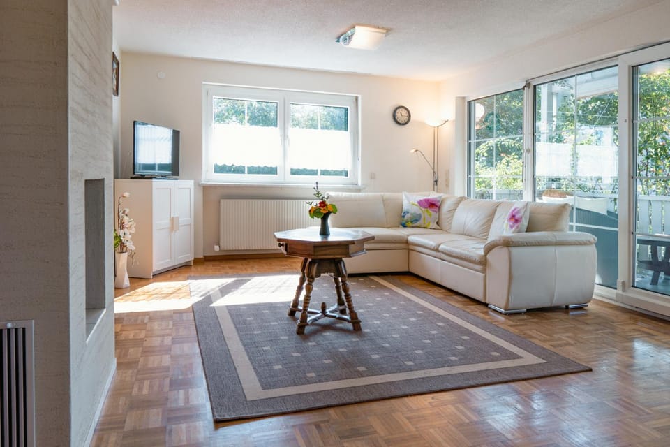 TV and multimedia, Living room, Seating area, internet