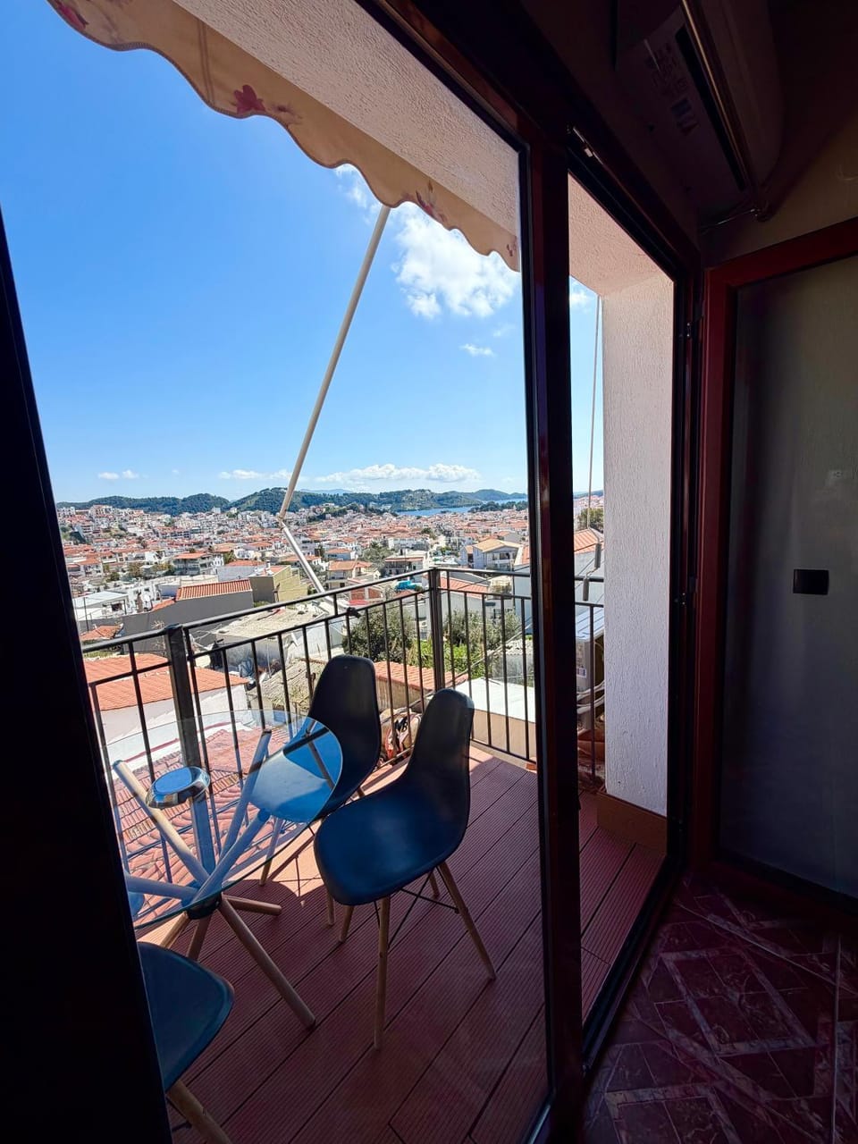 View (from property/room), Balcony/Terrace, Dining area, City view