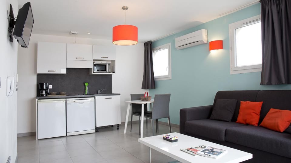 TV and multimedia, Kitchen or kitchenette, Living room, Seating area, Dining area, minibar, air conditioner