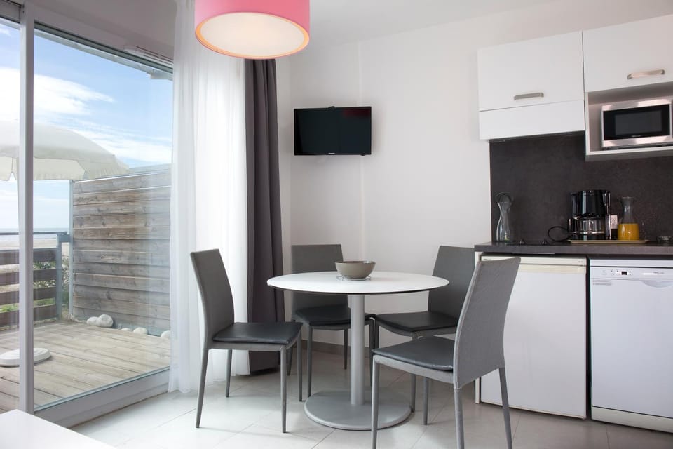 TV and multimedia, Balcony/Terrace, Kitchen or kitchenette, Seating area, Dining area, Sea view, minibar