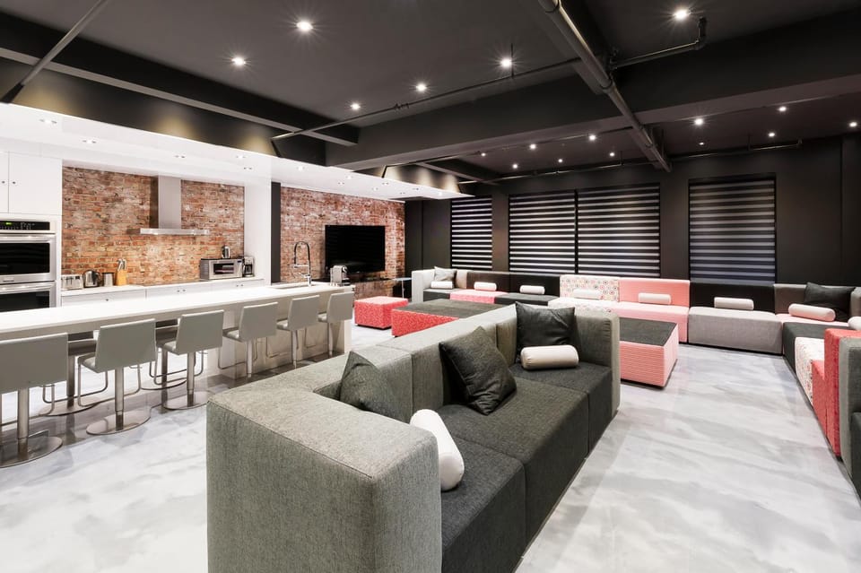 TV and multimedia, Kitchen or kitchenette, Seating area