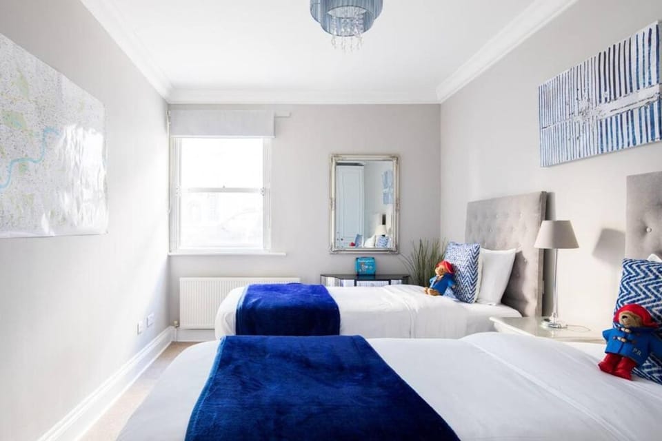 Steps from Hyde Park 2BR 2Bath Sleeps 6 Apartment in City of Westminster
