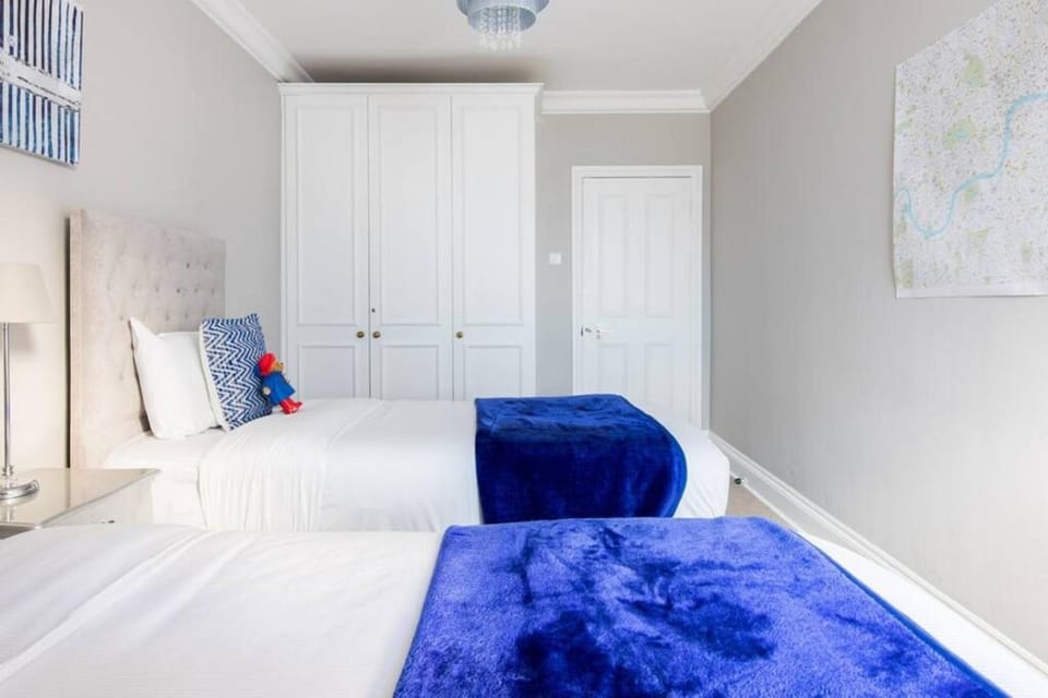 Steps from Hyde Park 2BR 2Bath Sleeps 6 Apartment in City of Westminster