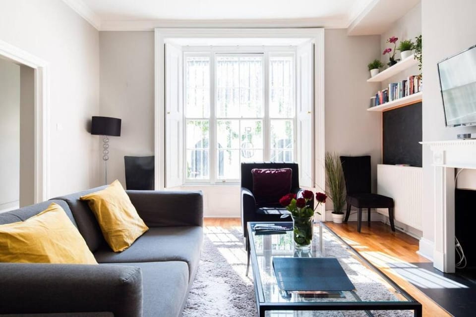 Steps from Hyde Park 2BR 2Bath Sleeps 6 Apartment in City of Westminster