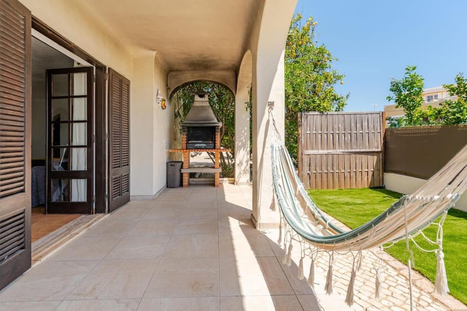 Patio, Day, BBQ facilities, Garden, sunbed