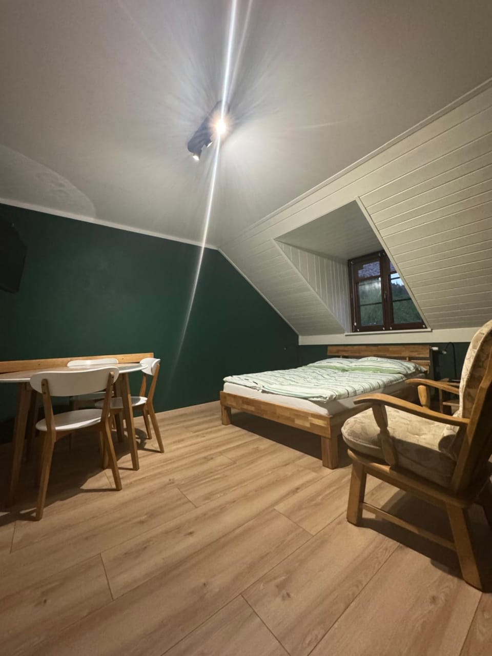 Bed, Photo of the whole room