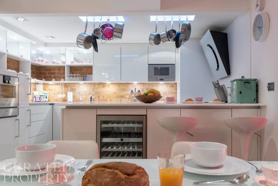 Amazingly Luxurious Loft Apartment, Soho - 3 Bedrooms, 2 Bath & Office Apartment in City of Westminster