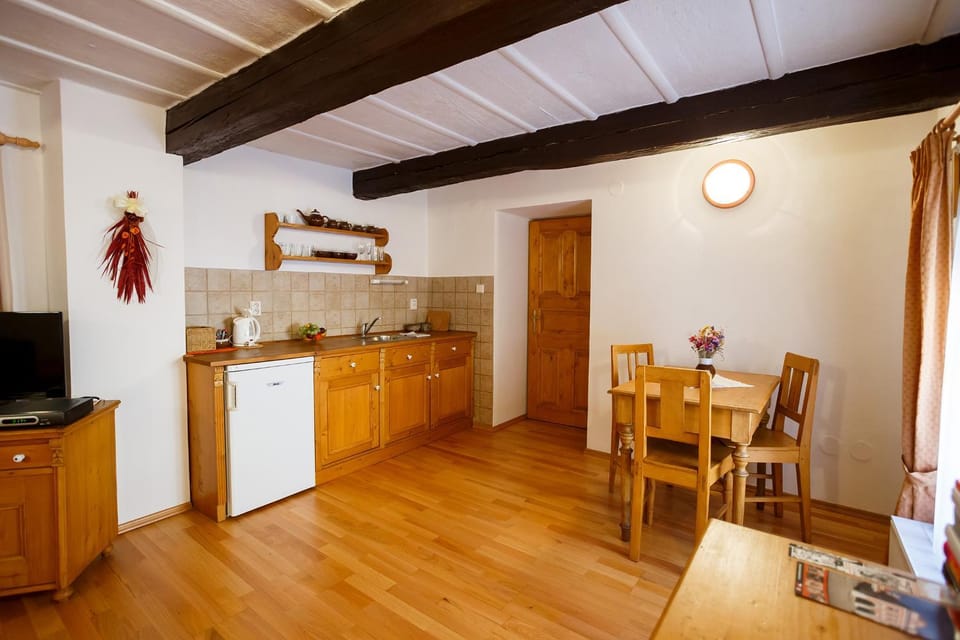 Kitchen or kitchenette, Dining area