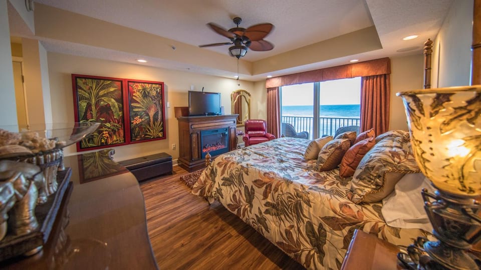 Bed, TV and multimedia, Balcony/Terrace, Photo of the whole room, Decorative detail, Seating area, Bedroom, Pool view, Sea view, Family