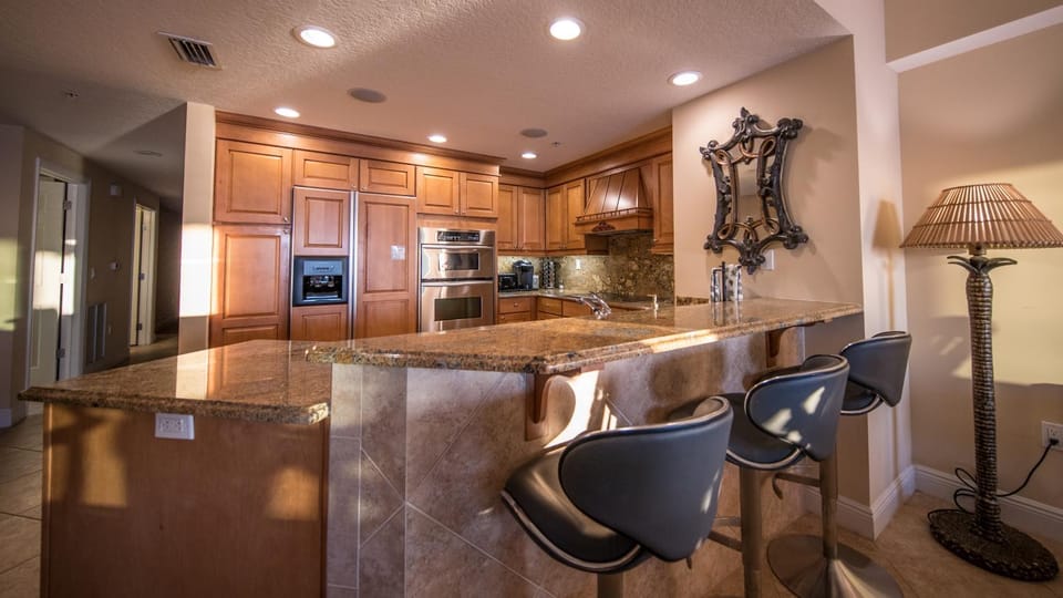 Kitchen or kitchenette, Seating area, Dining area