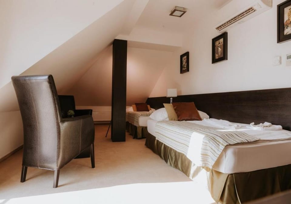 Photo of the whole room, Seating area, Bedroom, towels