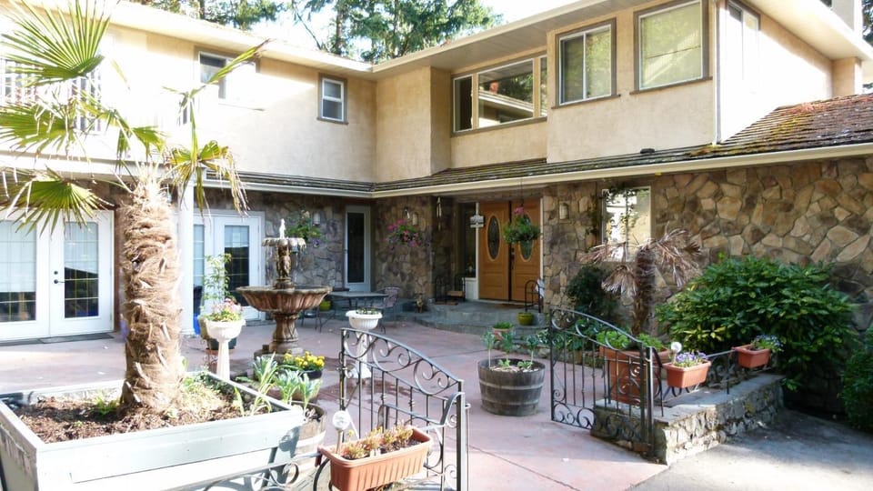 Rae Leigh Heights BnB Bed and Breakfast in Southern Gulf Islands