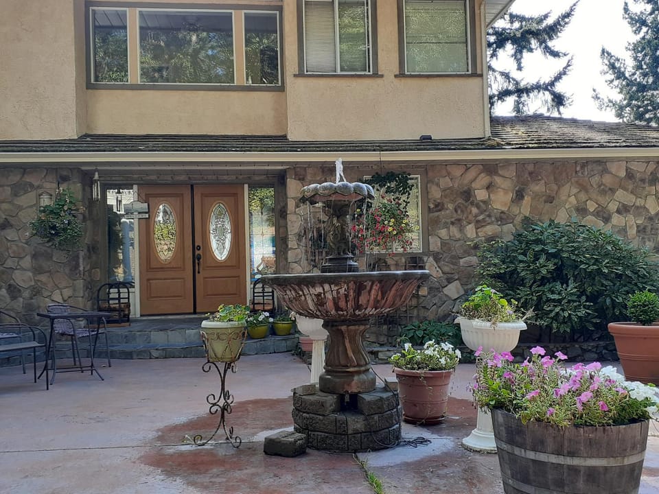 Rae Leigh Heights BnB Bed and Breakfast in Southern Gulf Islands