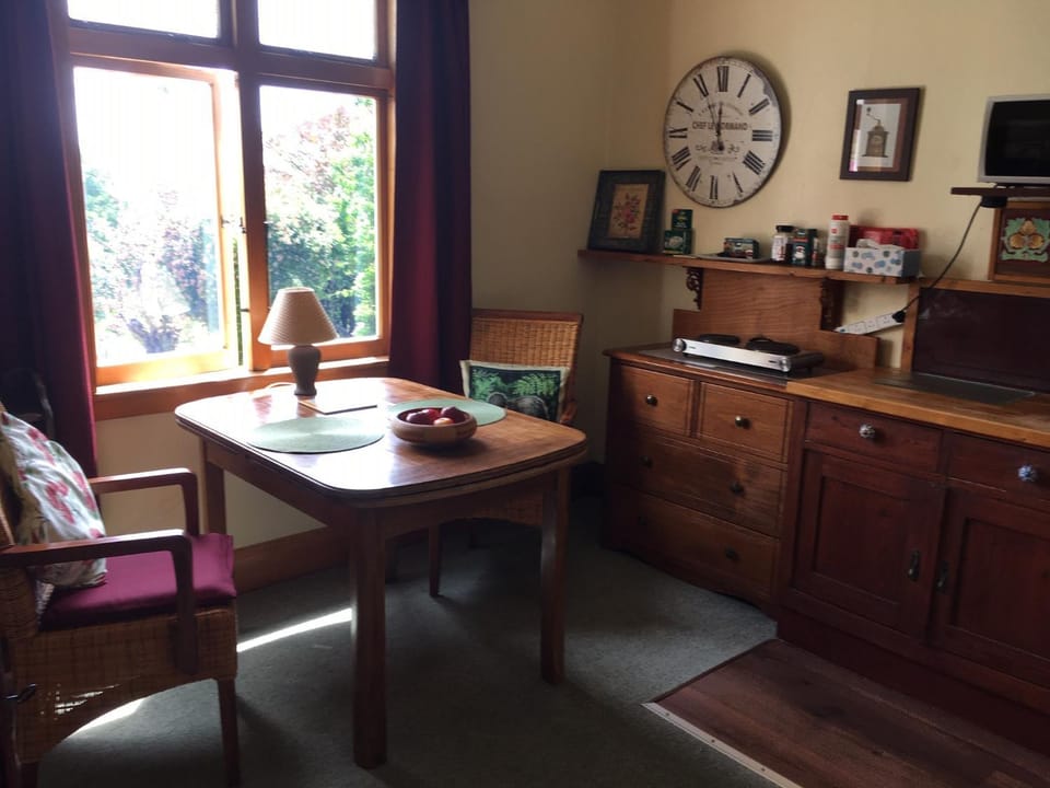 Coffee/tea facilities, Kitchen or kitchenette, Dining area, minibar
