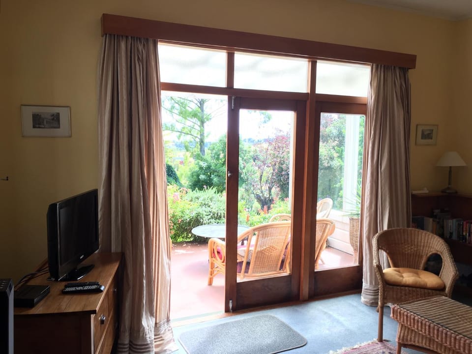 TV and multimedia, Living room, Seating area, Garden view