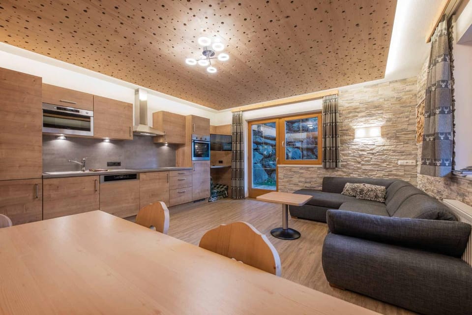 Kitchen or kitchenette, Seating area, Dining area, minibar, pet friendly, stove
