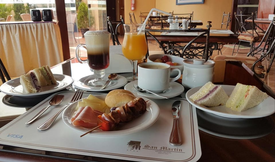 Restaurant/places to eat, Food and drinks, Dining area, Breakfast, Buffet breakfast