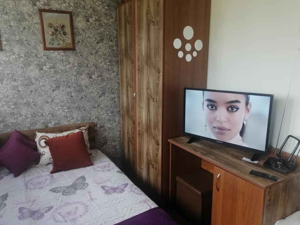 TV and multimedia, Photo of the whole room, Bedroom, hair dresser