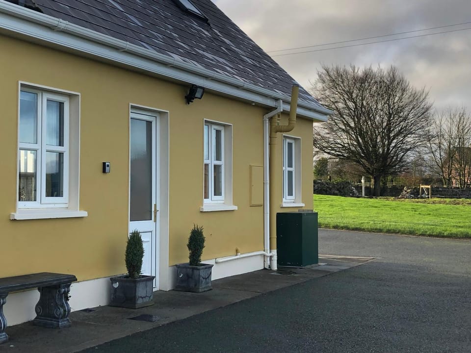 Facade/entrance, Area and facilities