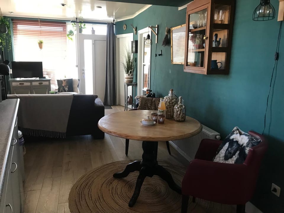 Kitchen or kitchenette, Seating area