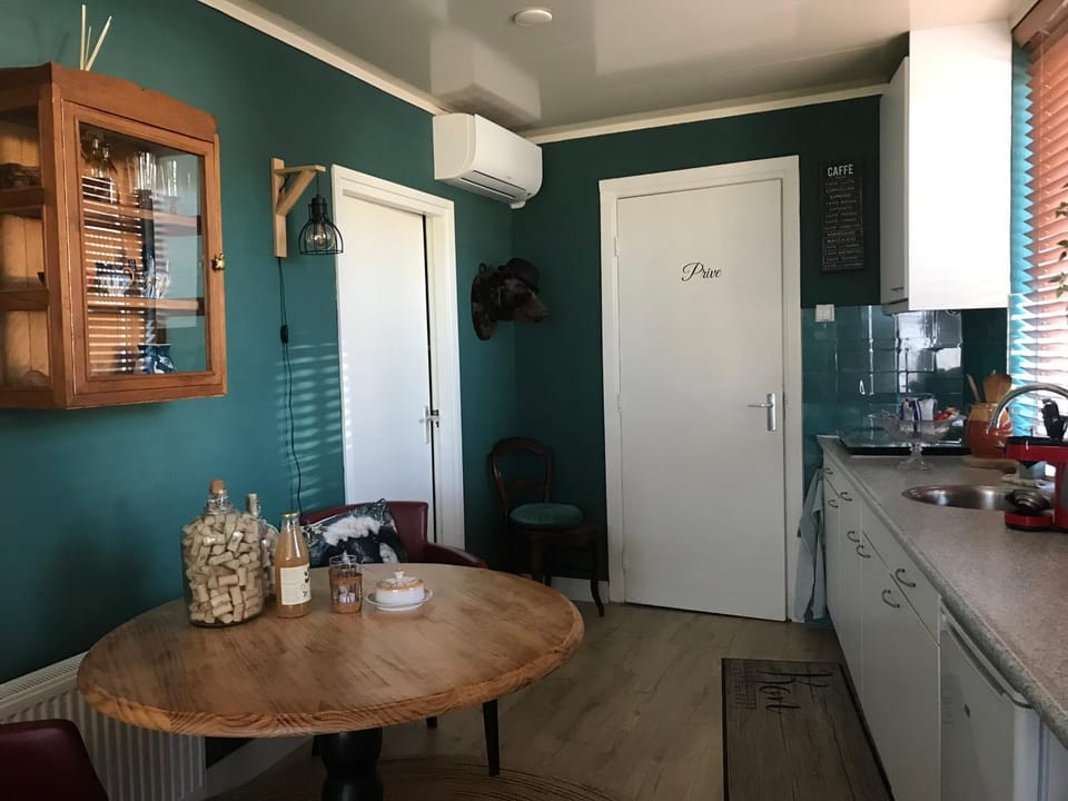 Kitchen or kitchenette, pet friendly