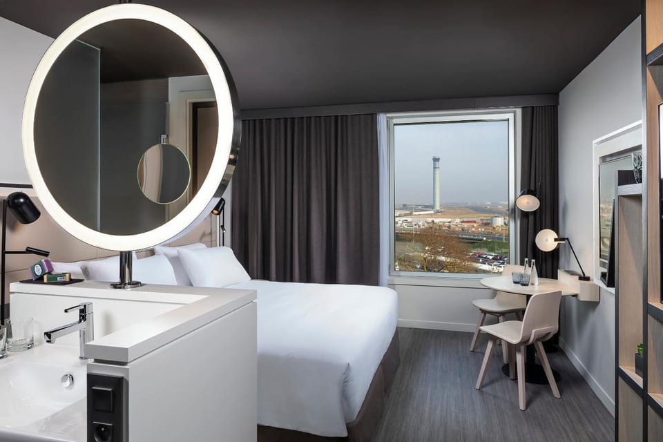 Bed, Bathroom, View (from property/room), Dining area, Bedroom, Drinks, Parking