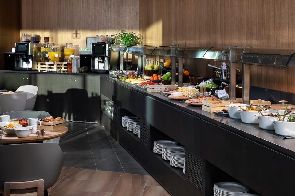 Restaurant/places to eat, Coffee/tea facilities, Food and drinks, Dining area, Breakfast, Drinks