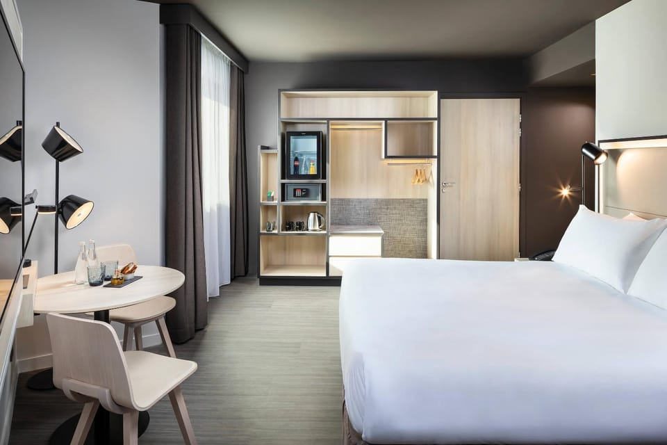 Bed, Coffee/tea facilities, Food and drinks, Dining area, Bedroom, Drinks