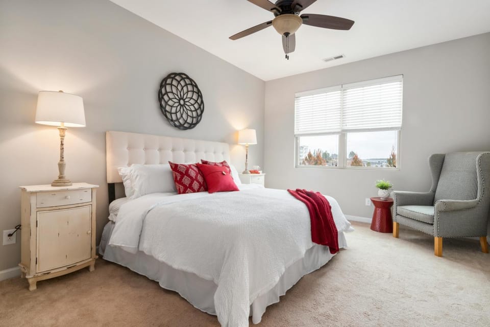 Bed, Living room, Photo of the whole room, Seating area, Bedroom, fireplace