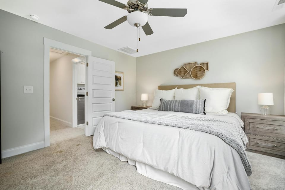Bed, Photo of the whole room, Bedroom, fireplace