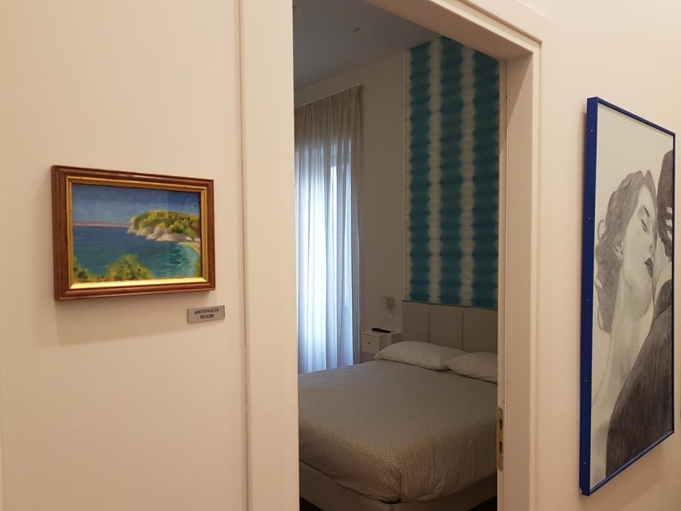 Photo of the whole room, Decorative detail