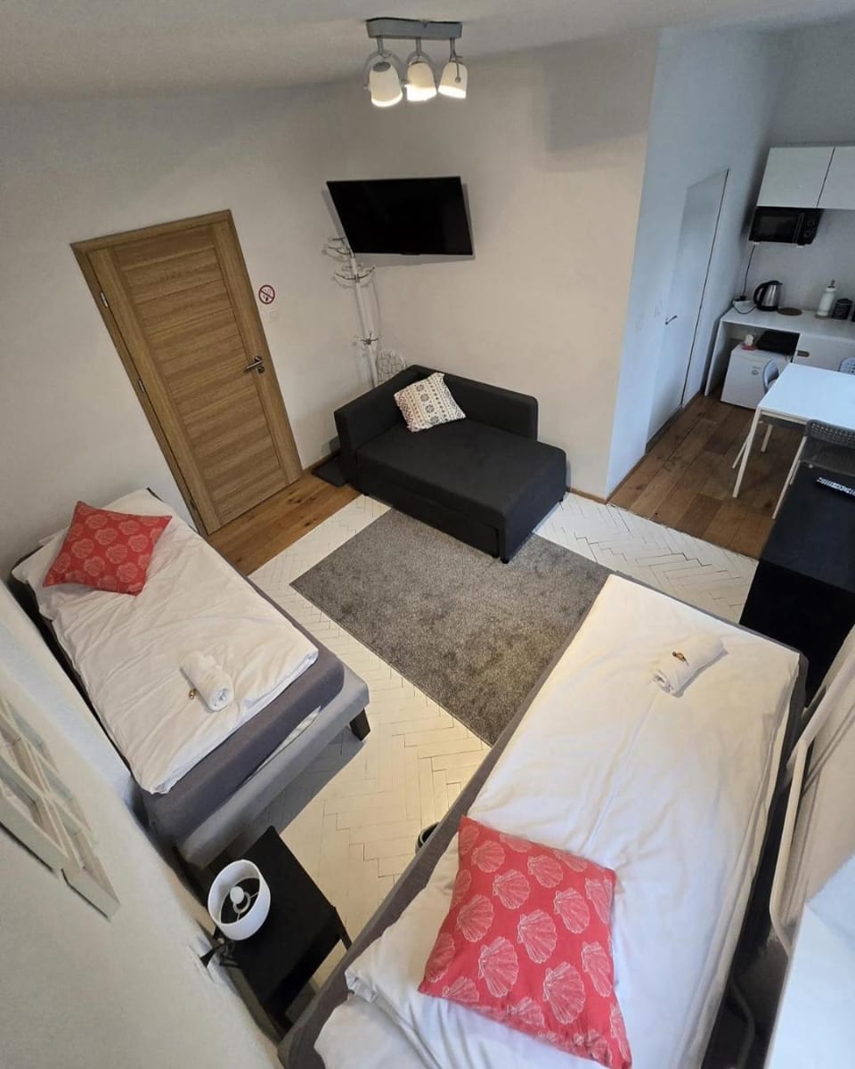 Coffee/tea facilities, Kitchen or kitchenette, Dining area, flat iron, microwave, stove, towels