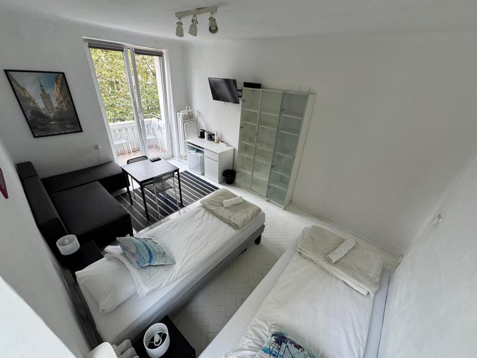 Bed, TV and multimedia, Photo of the whole room