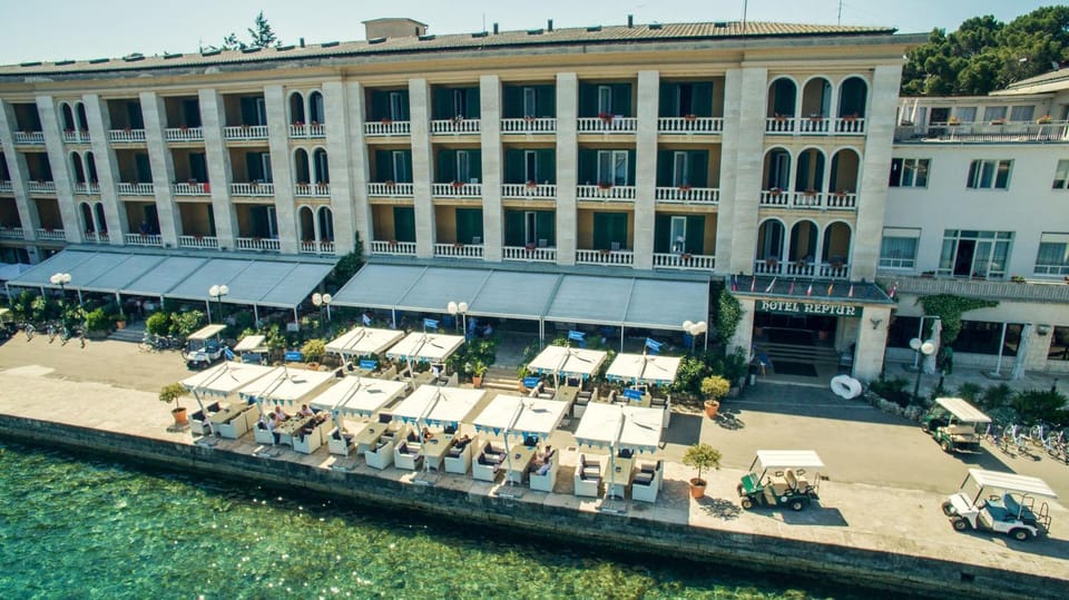 Facade/entrance, Sea view