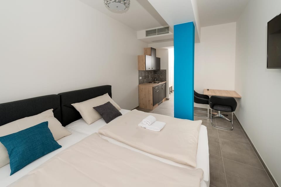 Bed, TV and multimedia, Photo of the whole room, Bedroom